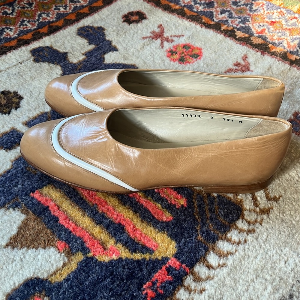 NWOT Vintage Joan & David leather loafers. Tan with white piping detail. Size 9 - Picture 3 of 6